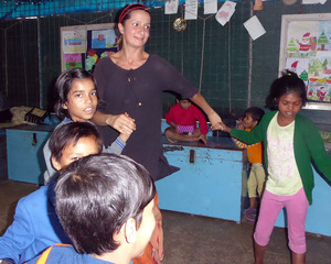 23a Inna Dancing with children 2